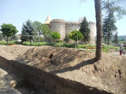 (FOTO) Restaurarea cetății Soroca. Arheologii caută urmele unei biserici dispărute
