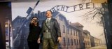 Un muzeu indonezian a organizat o expoziţie în care vizitatorii îşi făceau selfie cu Adolf Hitler, în faţa lagărului de la Auschwitz. Aceasta a strârnit un scandal internațional