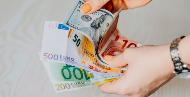 CURS VALUTAR 7 decembrie: Cât costă un euro și un dolar