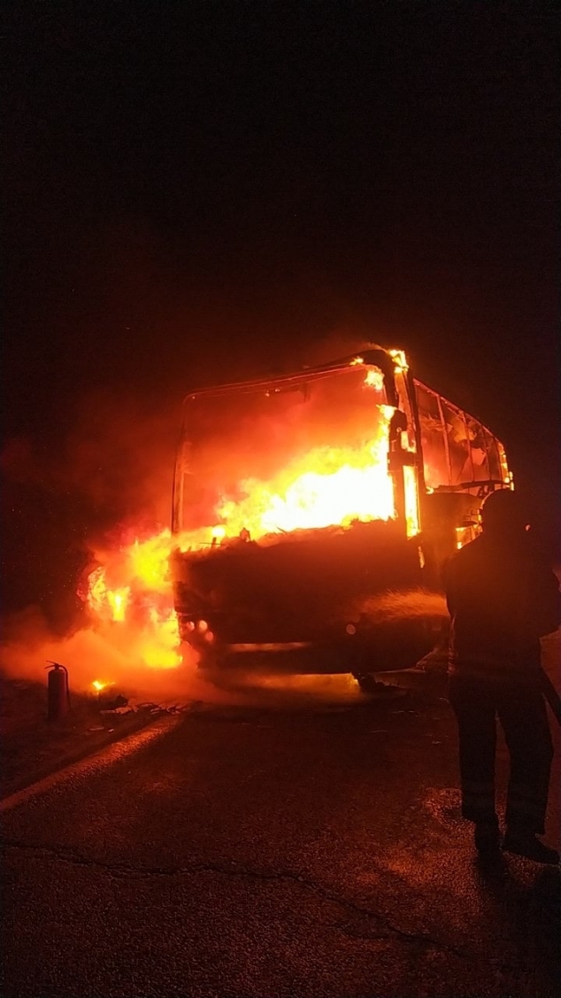 FOTO/ Un autocar a fost cuprins de flăcări pe traseul Chișinău-Leușeni: Nimeni nu a avut de suferit