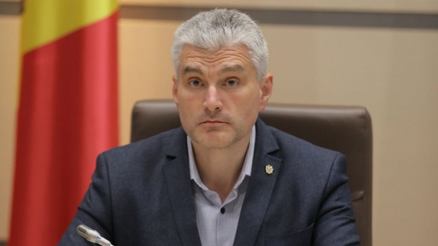La doar câteva ore din momentul în care Serebrian a sărutat drapelul Republicii Moldova, Slusari scoate la vedere toată biografia noului vicepremier