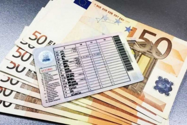 Un bărbat a fost reținut de CNA, a pretins 750 de euro pentru un permis de conducere