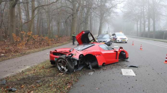 VIDEO/ Accident scump cu un Ferrari Enzo în Olanda: I-au fost rupte cel puțin două roți