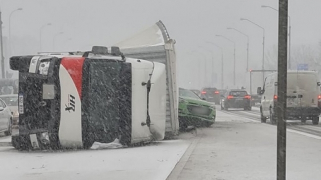 VIDEO/ Furtună puternică în Polonia! Camioane de câteva tone au fost răsturnate pe șosele