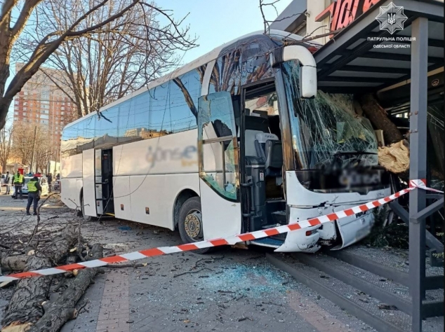 VIDEO/ Un autobuz de pe ruta Odesa-Kiev s-a izbit violent într-o clădire. Șoferul a murit în drum spre spital