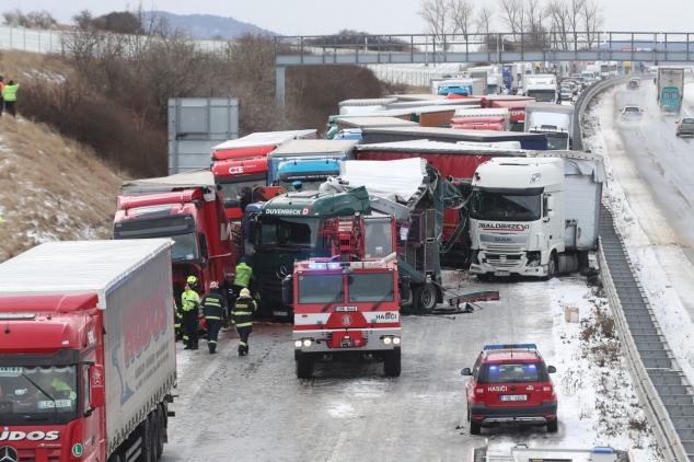 FOTO/ Carambol uriaș, cu peste 40 de mașini, pe o autostradă din Cehia